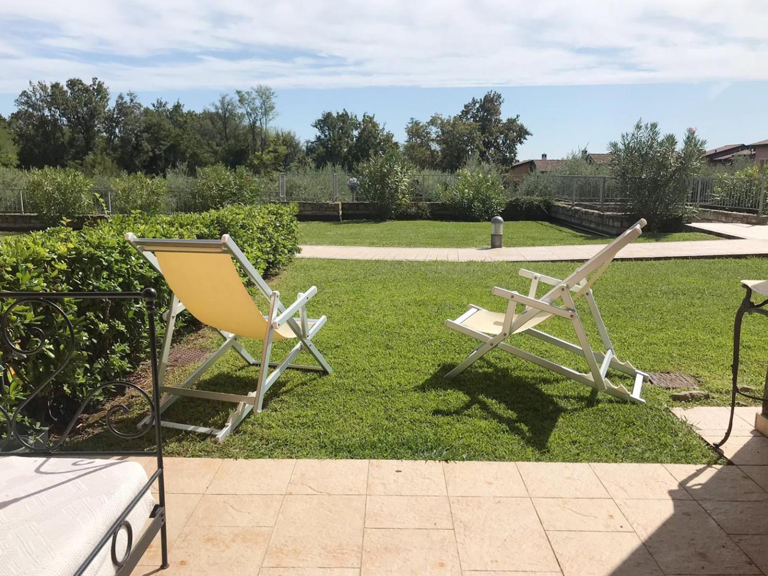 The Flowers - Apartments With Private Garden In Residence With Pool Manerba del Garda Dış mekan fotoğraf