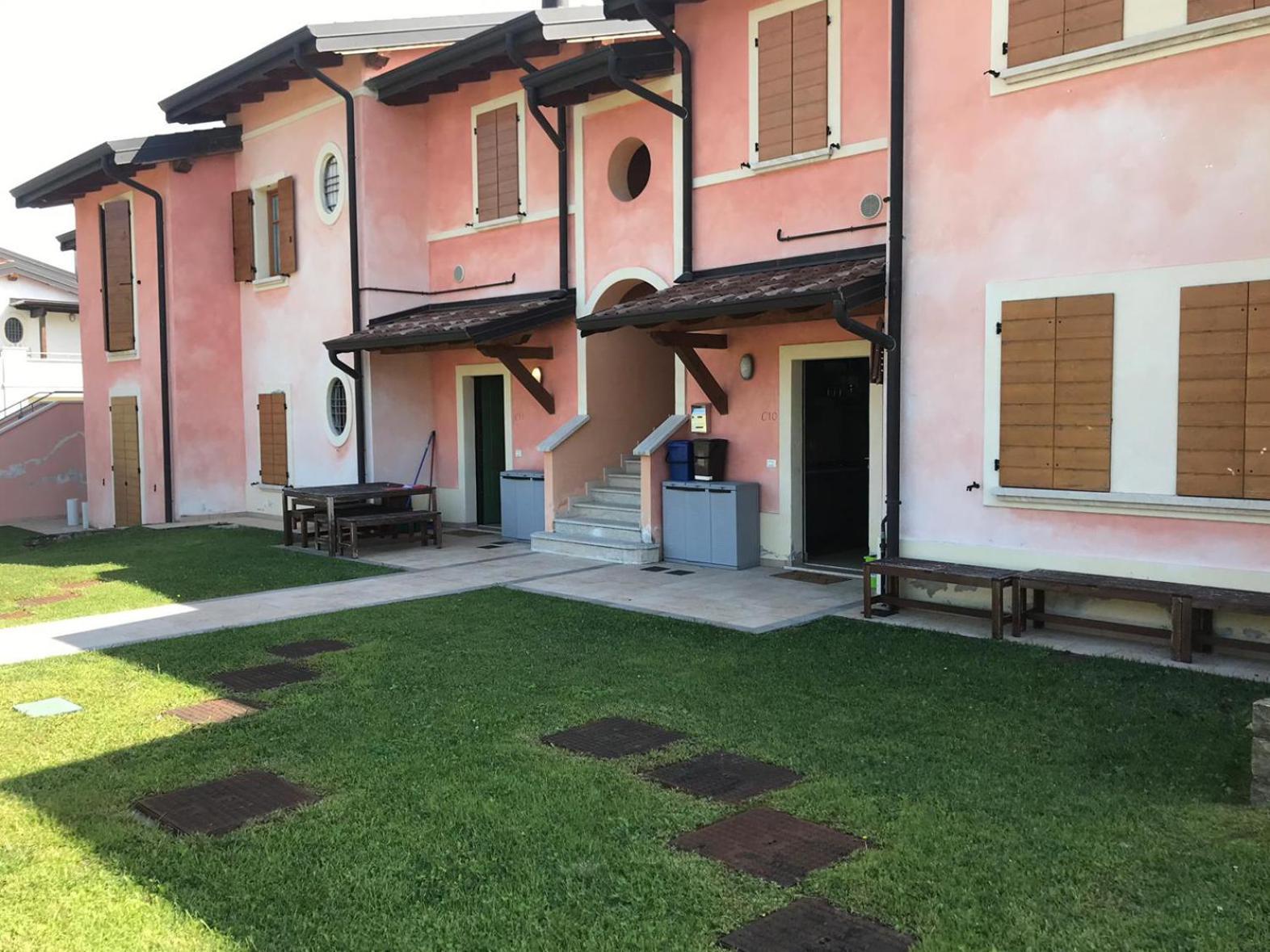The Flowers - Apartments With Private Garden In Residence With Pool Manerba del Garda Dış mekan fotoğraf