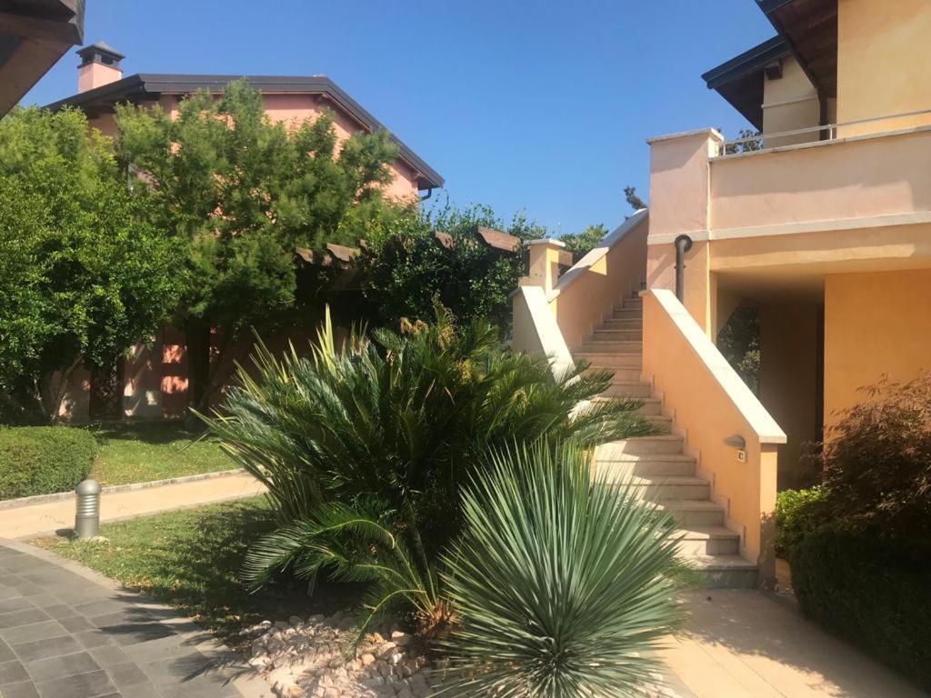 The Flowers - Apartments With Private Garden In Residence With Pool Manerba del Garda Dış mekan fotoğraf