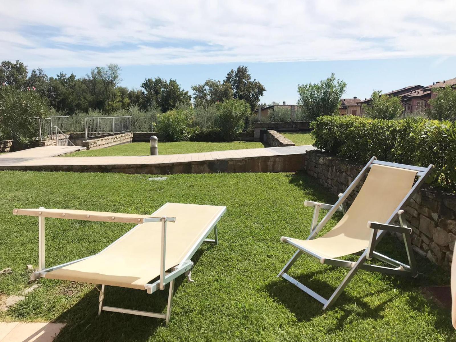 The Flowers - Apartments With Private Garden In Residence With Pool Manerba del Garda Dış mekan fotoğraf