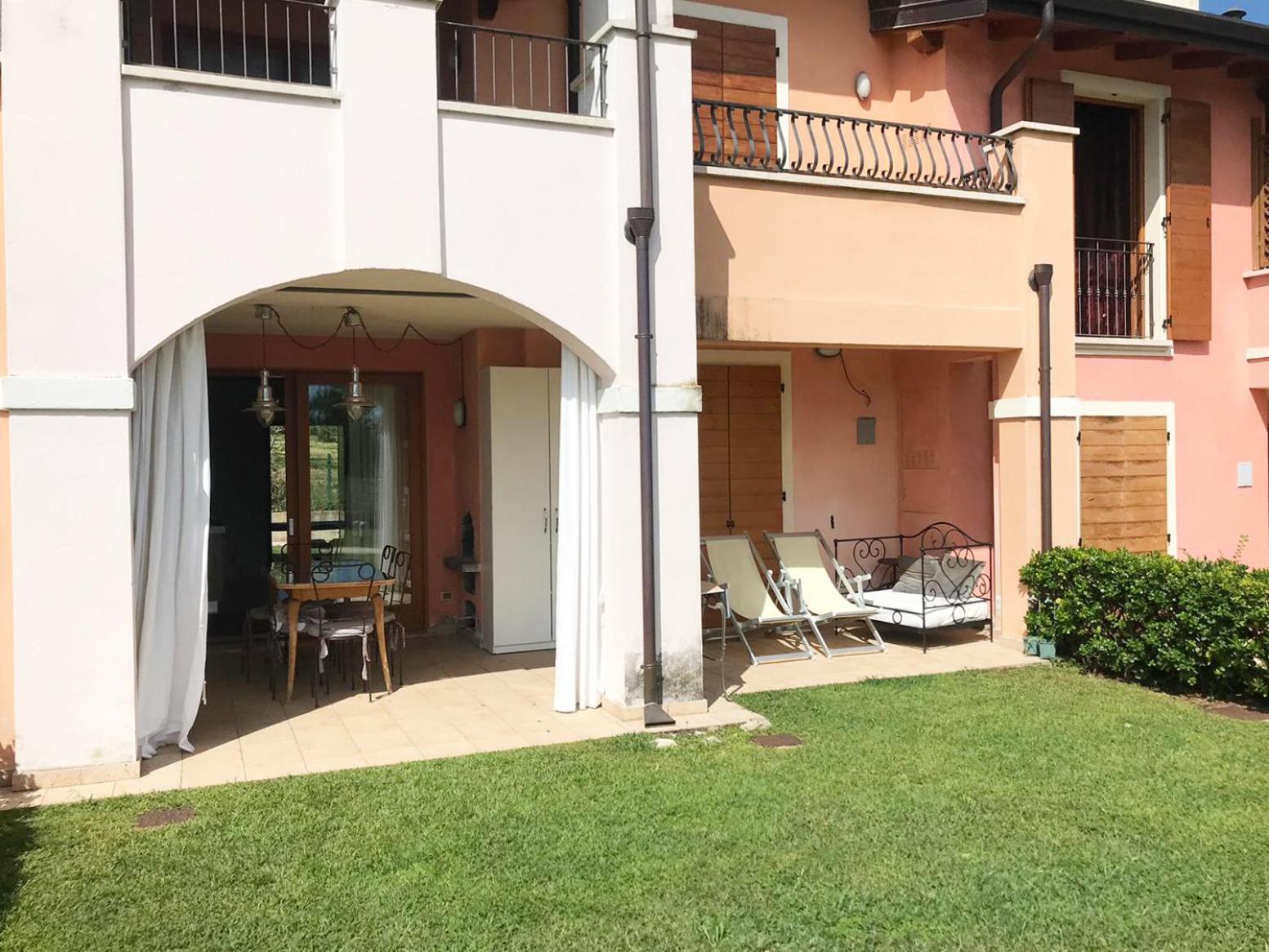 The Flowers - Apartments With Private Garden In Residence With Pool Manerba del Garda Dış mekan fotoğraf