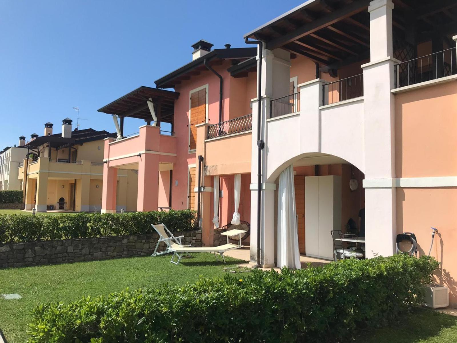 The Flowers - Apartments With Private Garden In Residence With Pool Manerba del Garda Dış mekan fotoğraf